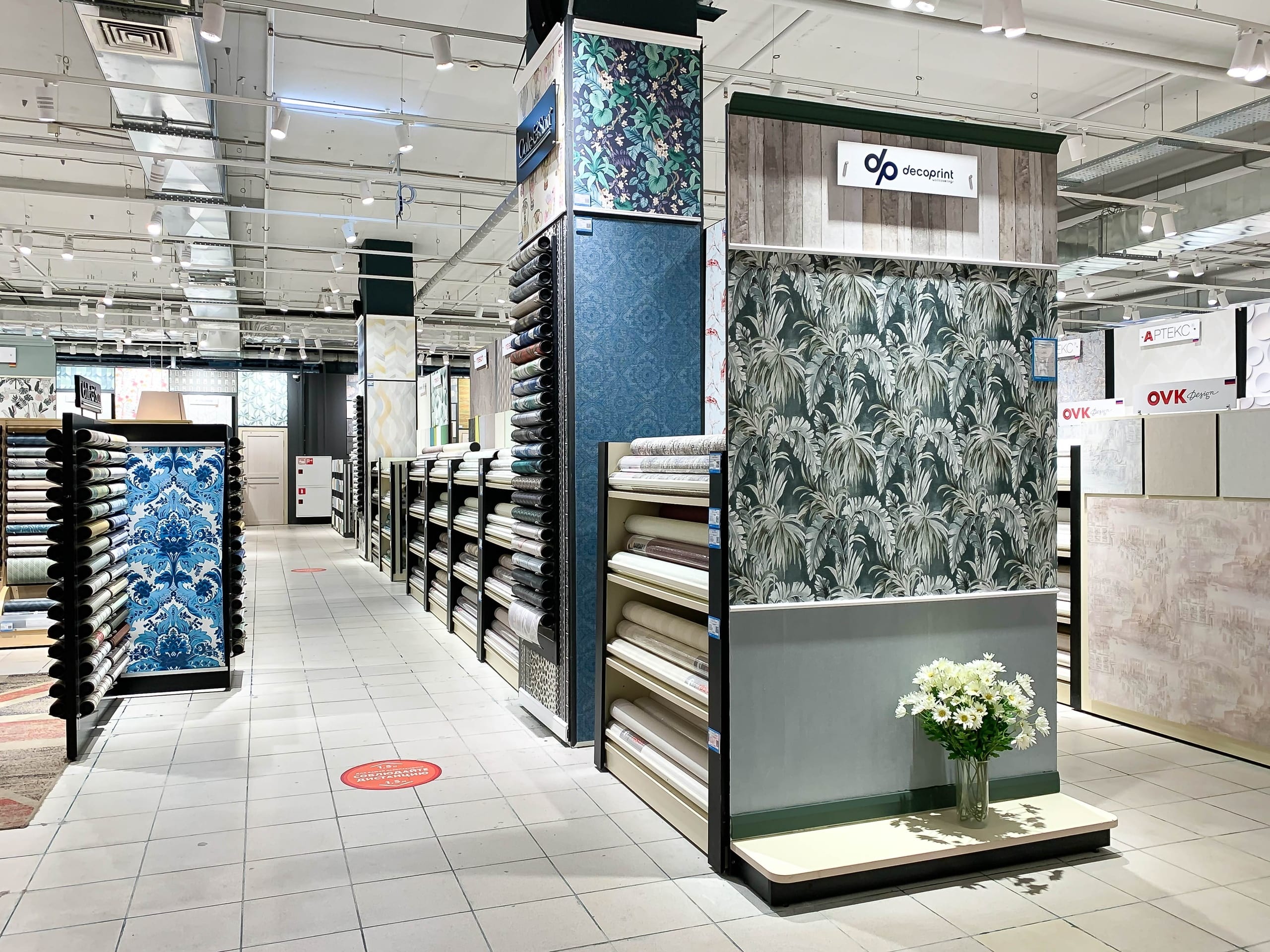 Отдел обоев Cole&Son в магазине Обойкин Байконурская