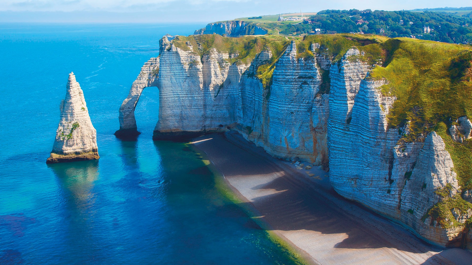 Самая береговая линия у. Нормандия скалы Этрета. Этрета, Нормандия, Франция. Скалы Этрета во Франции. Утес Этрета.